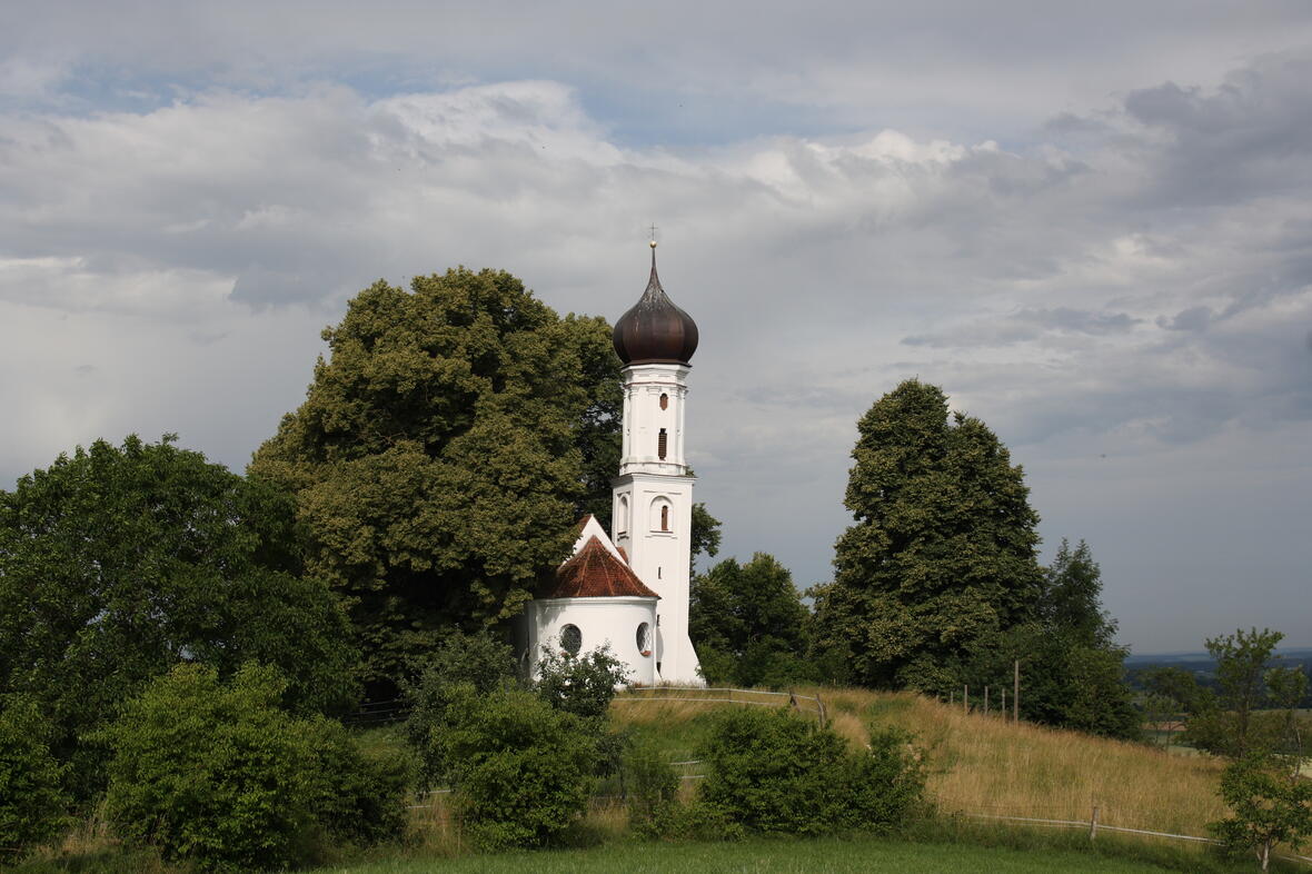 Katholische Kapelle St. Sebastian in Holzheim im Landkreis Dillingen an der Donau (Bayern), 1716 im Burgstallgelände auf dem Sebastiansberg errichtet