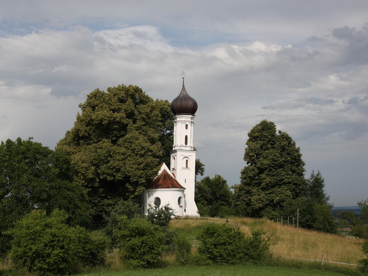 Katholische Kapelle St. Sebastian in Holzheim im Landkreis Dillingen an der Donau (Bayern), 1716 im Burgstallgelände auf dem Sebastiansberg errichtet