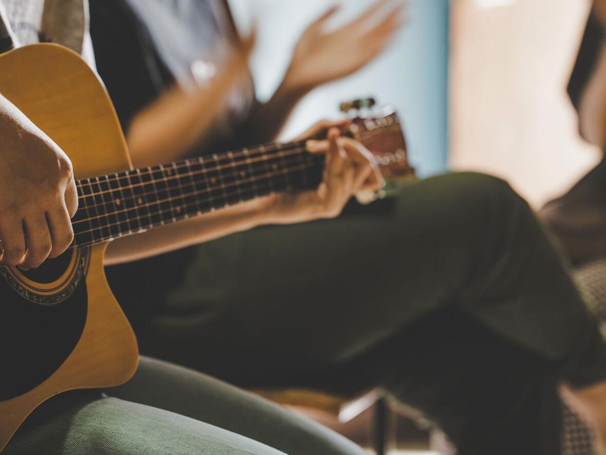 Menschen die gemeinsam musizieren