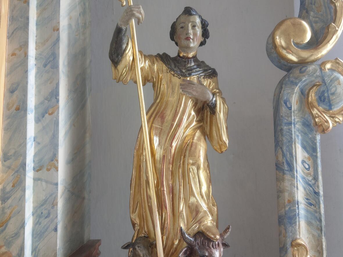 Figur des Kirchenpatrons St. Leonhard