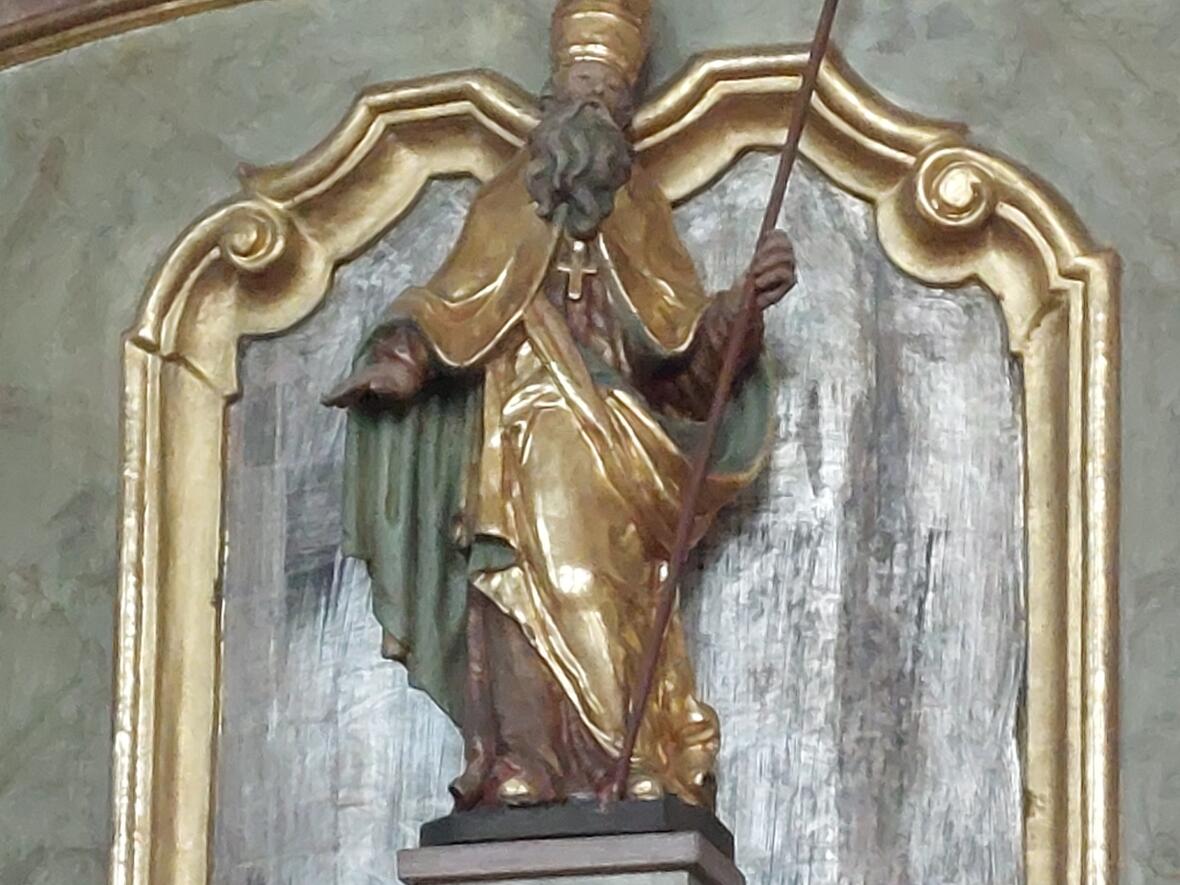 Der Kirchenpatron St. Xystus an der Kanzel der Pfarrkirche